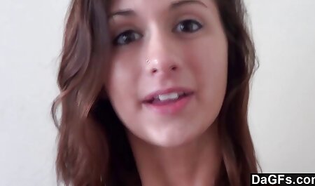 Sexy webcam fille se video pirno gratuit déshabille pour une culotte rose vif